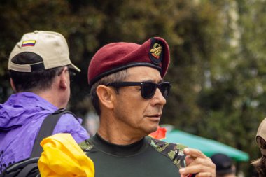 Bogota, Kolombiya - 18 Ekim 2023. Gustavo Petro hükümetine karşı Bogota Kolombiya 'daki aktif askeri ve polis kuvvetleri mensuplarının barışçıl protestosu.