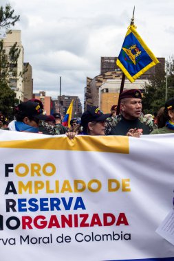 Bogota, Kolombiya - 18 Ekim 2023. Gustavo Petro hükümetine karşı Bogota Kolombiya 'daki aktif askeri ve polis kuvvetleri mensuplarının barışçıl protestosu.