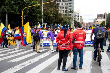 Bogota, Kolombiya - 18 Ekim 2023. Bogota Kolombiya 'daki askeri ve polis kuvvetlerinin Gustavo Petro hükümetine karşı aktif rezerv üyelerinin barışçıl protestolarında birlikte yaşam yöneticileri.