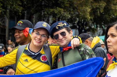 Bogota, Kolombiya - 18 Ekim 2023. Gustavo Petro hükümetine karşı Bogota Kolombiya 'daki aktif askeri ve polis kuvvetleri mensuplarının barışçıl protestolarını imzalayın..