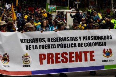 Bogota, Kolombiya - 18 Ekim 2023. Gustavo Petro hükümetine karşı Bogota Kolombiya 'daki aktif askeri ve polis kuvvetleri mensuplarının barışçıl protestosu.