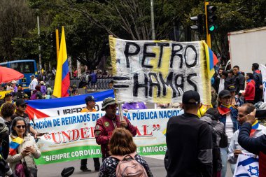 Bogota, Kolombiya - 18 Ekim 2023. Gustavo Petro hükümetine karşı Bogota Kolombiya 'daki aktif askeri ve polis kuvvetleri mensuplarının barışçıl protestosu.