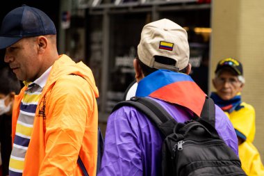 Bogota, Kolombiya - 18 Ekim 2023. İsrail ve Kolombiya, Bogota Kolombiya 'daki askeri ve polis kuvvetlerinin Gustavo Petro hükümetine karşı aktif rezerv üyelerinin barışçıl protestolarına bayrak dikti.