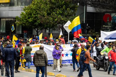 Bogota, Kolombiya - 18 Ekim 2023. İsrail ve Kolombiya, Bogota Kolombiya 'daki askeri ve polis kuvvetlerinin Gustavo Petro hükümetine karşı aktif rezerv üyelerinin barışçıl protestolarına bayrak dikti.