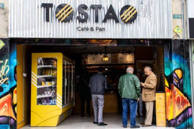 Bogota, Kolombiya - Ekim 2023. Tostao Kafe 'nin ön cephesi. Kolombiya kahvesi konsepti.