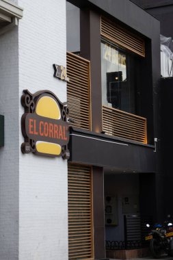Bogota, Kolombiya - 23 Ekim 2023. Hamburguesas El Corral ön cephesi, Kolombiya 'nın ünlü hamburgerleri, Bogota' nın kuzeyindeki 85..