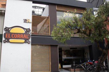 Bogota, Kolombiya - 23 Ekim 2023. Hamburguesas El Corral ön cephesi, Kolombiya 'nın ünlü hamburgerleri, Bogota' nın kuzeyindeki 85..