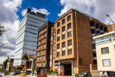 Bogota, Kolombiya - 23 Ekim 2023. Bogota 'nın kuzeyindeki 85. Cadde' deki otellerin görüntüsü. Bogota Andino Royal ve AC Hotel Bogota Zona T.