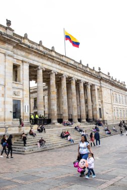 Bogota, Kolombiya - 2 Julio 2023. İnsanlar Bogota şehir merkezindeki Bolivar Meydanı 'nda pazar gününün tadını çıkarıyorlar.