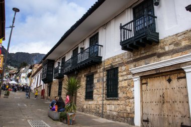 Bogota, Kolombiya - 2 Julio 2023. La Candelaria 'nın güzel sömürge caddeleri tarihi Bogota şehir merkezinde.