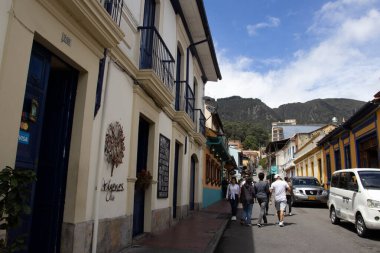 Bogota, Kolombiya - 2 Julio 2023. La Candelaria 'nın güzel sömürge caddeleri tarihi Bogota şehir merkezinde.