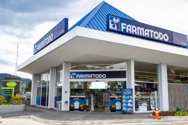 La Calera, Cundinamarca, Kolombiya - 21 Ekim 2023. Bogota ve La Calera arasındaki yolda Alto de Patios 'taki Farmatodo eczanesinin cephesinde. Eczane konsepti, sağlık konsepti.