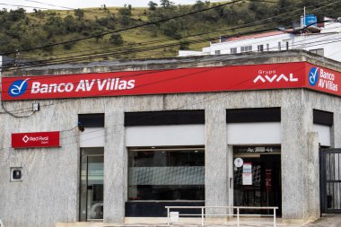 La Calera, Cundinamarca, Kolombiya - 31 Ekim 2023. La Calera 'daki AV VILLAS bankasının cephesi. Bankacılık kavramı