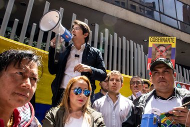 Bogota, Kolombiya - 14 Kasım 2023. Miguel Uribe Turbay, Bogota 'daki Gustavo Petro Hükümeti' nin önerdiği Sağlık Reformu 'na karşı Sağlık Bakanlığı önünde düzenlenen protestoda görülüyor..