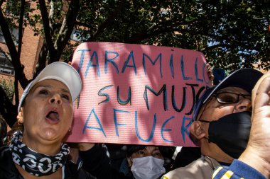 Bogota, Kolombiya - 14 Kasım 2023. Bogota 'da Gustavo Petro Hükümeti' nin önerdiği Sağlık Bakanlığının önündeki halk protestosu..