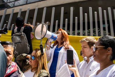 Bogota, Kolombiya - 14 Kasım 2023. Bogota 'da Gustavo Petro Hükümeti' nin önerdiği Sağlık Bakanlığının önündeki halk protestosu..