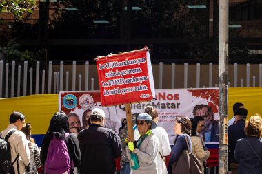 Bogota, Kolombiya - 14 Kasım 2023. Bogota 'da Gustavo Petro Hükümeti' nin önerdiği Sağlık Bakanlığının önündeki halk protestosu..