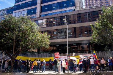 Bogota, Kolombiya - 14 Kasım 2023. Bogota 'da Gustavo Petro Hükümeti' nin önerdiği Sağlık Bakanlığının önündeki halk protestosu..