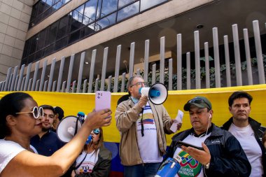 Bogota, Kolombiya - 14 Kasım 2023. Bernardo Henao, Bogota 'daki Gustavo Petro Hükümeti' nin önerdiği Sağlık Bakanlığının önündeki Yurttaş Protestosu 'nda..