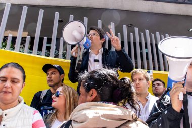Bogota, Kolombiya - 14 Kasım 2023. Miguel Uribe Turbay, Bogota 'daki Gustavo Petro Hükümeti' nin önerdiği Sağlık Reformu 'na karşı Sağlık Bakanlığı önünde düzenlenen protestoda görülüyor..