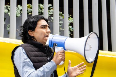 Bogota, Kolombiya - 14 Kasım 2023. Bogota 'daki Gustavo Petro Hükümeti' nin önerdiği Sağlık Reformu 'na karşı Sağlık Bakanlığının önündeki Yurttaş Protestosu' nda Sergio Caceres.