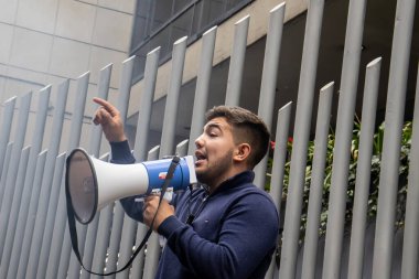 Bogota, Kolombiya - 14 Kasım 2023. Bogota 'da Gustavo Petro Hükümeti' nin önerdiği Sağlık Bakanlığının önündeki halk protestosu..