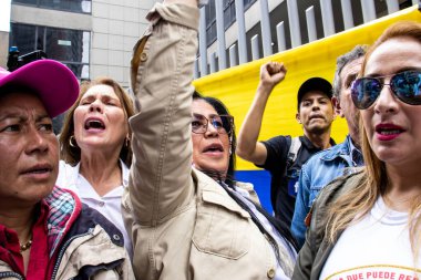 Bogota, Kolombiya - 14 Kasım 2023. Bogota 'da Gustavo Petro Hükümeti' nin önerdiği Sağlık Bakanlığının önündeki halk protestosu..