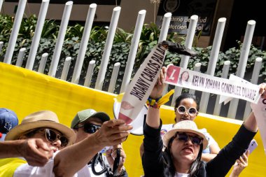 Bogota, Kolombiya - 14 Kasım 2023. Bogota 'da Gustavo Petro Hükümeti' nin önerdiği Sağlık Bakanlığının önündeki halk protestosu..