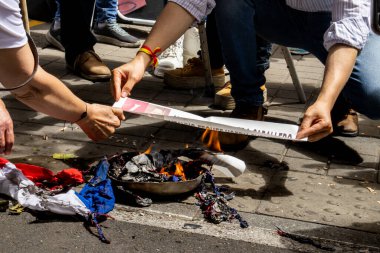 Bogota, Kolombiya - 14 Kasım 2023. Bogota 'da Gustavo Petro Hükümeti' nin önerdiği Sağlık Bakanlığının önündeki halk protestosu..
