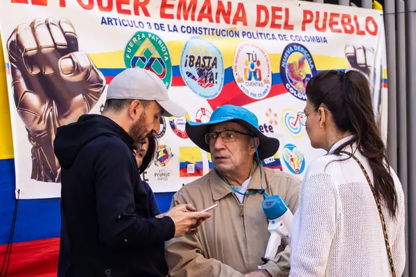 Bogota, Kolombiya - 14 Kasım 2023. Diego Santos, Bogota 'daki Gustavo Petro Hükümeti' nin önerdiği Sağlık Bakanlığının önündeki Yurttaş Protestosu 'nda.