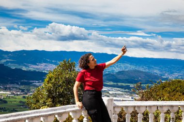 Kolombiya 'daki Cundinamarca Bölümü' nün güzel Sopo Vadisi 'ne bakan genç bir kadın.