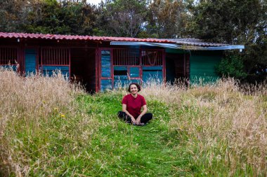 Kolombiya 'daki Cundinamarca Bölümü' nde güzel bir Paramo 'nun tadını çıkaran genç bir kadın.