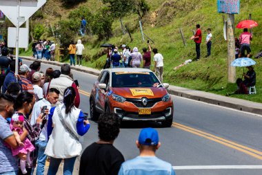 LA CALERA, COLOMBIA - 11 Şubat 2024: Kolombiya 'daki Cundinamarca Bölümü' ndeki La Calera belediyesinden geçerken Kolombiya Bisiklet Turu 'nun altıncı ve son aşamasındaki Zaman Bekçisi aracı