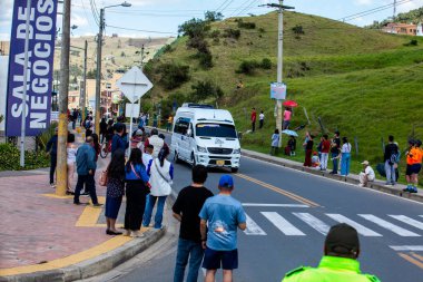 LA CALERA, COLOMBIA - 11 Şubat 2024: takım eşliğinde araç. Kolombiya Bisiklet Yarışının altıncı ve son aşaması Kolombiya 'nın Cundinamarca bölgesinde La Calera belediyesinden geçerken