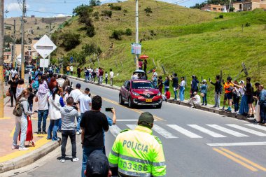 LA CALERA, COLOMBIA - 11 Şubat 2024: basın aracı. Kolombiya Bisiklet Yarışının altıncı ve son aşaması Kolombiya 'nın Cundinamarca bölgesinde La Calera belediyesinden geçerken