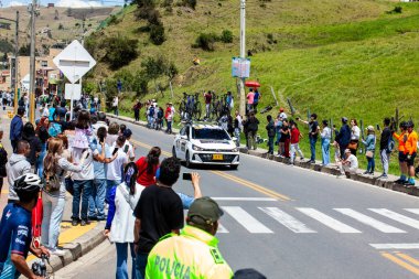LA CALERA, KOLOMBIA - 11 Şubat 2024: ekip eşlik eden araçlar. Kolombiya Bisiklet Yarışının altıncı ve son aşaması Kolombiya 'nın Cundinamarca bölgesinde La Calera belediyesinden geçerken