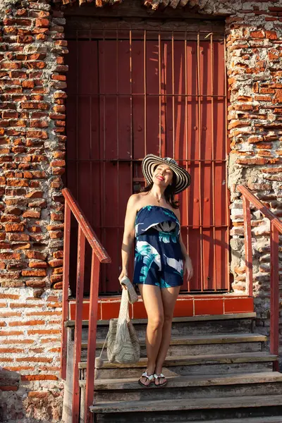 Tarihi Cartagena de Indias şehrinde San Ignacio Bulwark 'ta Sombrero Vueltiao adlı geleneksel Kolombiya şapkası takan güzel bir kadın.