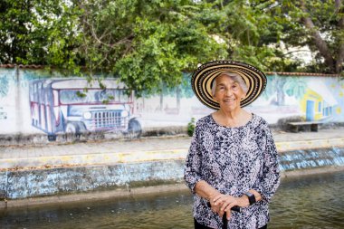 Aracataca 'daki Macondo Linear Park' ta kıdemli kadın turist Kolombiya Edebiyat Ödülü sahibi Gabriel Garcia Marquez 'in doğum yeri.