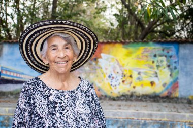 Aracataca 'daki Macondo Linear Park' ta kıdemli kadın turist Kolombiya Edebiyat Ödülü sahibi Gabriel Garcia Marquez 'in doğum yeri.