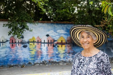 Aracataca 'daki Macondo Linear Park' ta kıdemli kadın turist Kolombiya Edebiyat Ödülü sahibi Gabriel Garcia Marquez 'in doğum yeri.