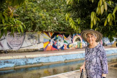 Aracataca 'daki Macondo Linear Park' ta kıdemli kadın turist Kolombiya Edebiyat Ödülü sahibi Gabriel Garcia Marquez 'in doğum yeri.