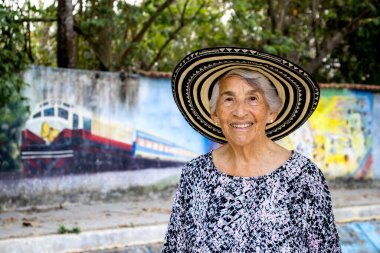 Aracataca 'daki Macondo Linear Park' ta kıdemli kadın turist Kolombiya Edebiyat Ödülü sahibi Gabriel Garcia Marquez 'in doğum yeri.
