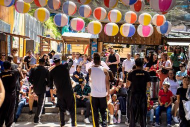 MEDELLİN, COLOMBIA - 17 HAZİRAN 2024: Medellin 'deki ünlü Comuna 13' te turistler için gösteri yapan şehir dansçıları grubu