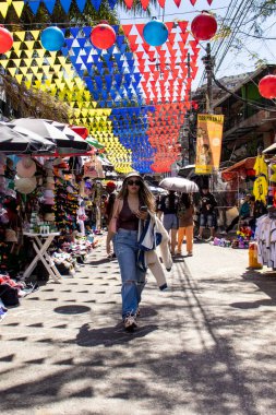 MEDELLİN, COLOMBIA - 17 HAZİRAN 2024: Medellin 'deki ünlü Comuna 13' ten alışveriş ve turistler