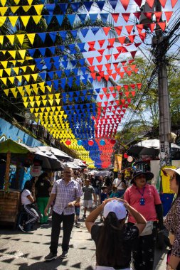 MEDELLİN, COLOMBIA - 17 HAZİRAN 2024: Medellin 'deki ünlü Comuna 13' ten alışveriş ve turistler