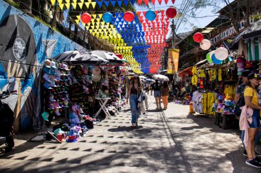 MEDELLİN, COLOMBIA - 17 HAZİRAN 2024: Medellin 'deki ünlü Comuna 13' ten alışveriş ve turistler