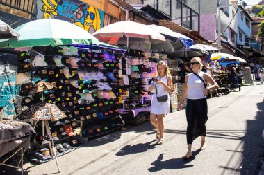 MEDELLİN, COLOMBIA - 17 HAZİRAN 2024: Medellin 'deki ünlü Comuna 13' ün yanında yürüyen yabancı turistler