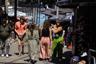 MEDELLİN, COLOMBIA - 17 HAZİRAN 2024: Medellin 'deki ünlü Comuna 13' ün etrafında yürüyen turistler güneşli bir günde