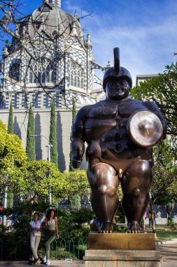 MEDELLİN, KOLOMBİYA - 17 HAZİRAN 2024: Ünlü Kolombiyalı sanatçı Fernando Botero Angulo 'nun bronz heykelleri Medellin şehrinin merkezinde onun adını taşıyan meydanda..