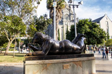 MEDELLİN, KOLOMBİYA - 17 HAZİRAN 2024: Ünlü Kolombiyalı sanatçı Fernando Botero Angulo 'nun bronz heykelleri Medellin şehrinin merkezinde onun adını taşıyan meydanda..
